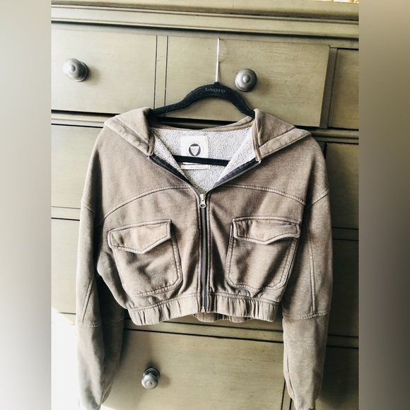 UO Zip Up🖤🤍 - Picture 4 of 5